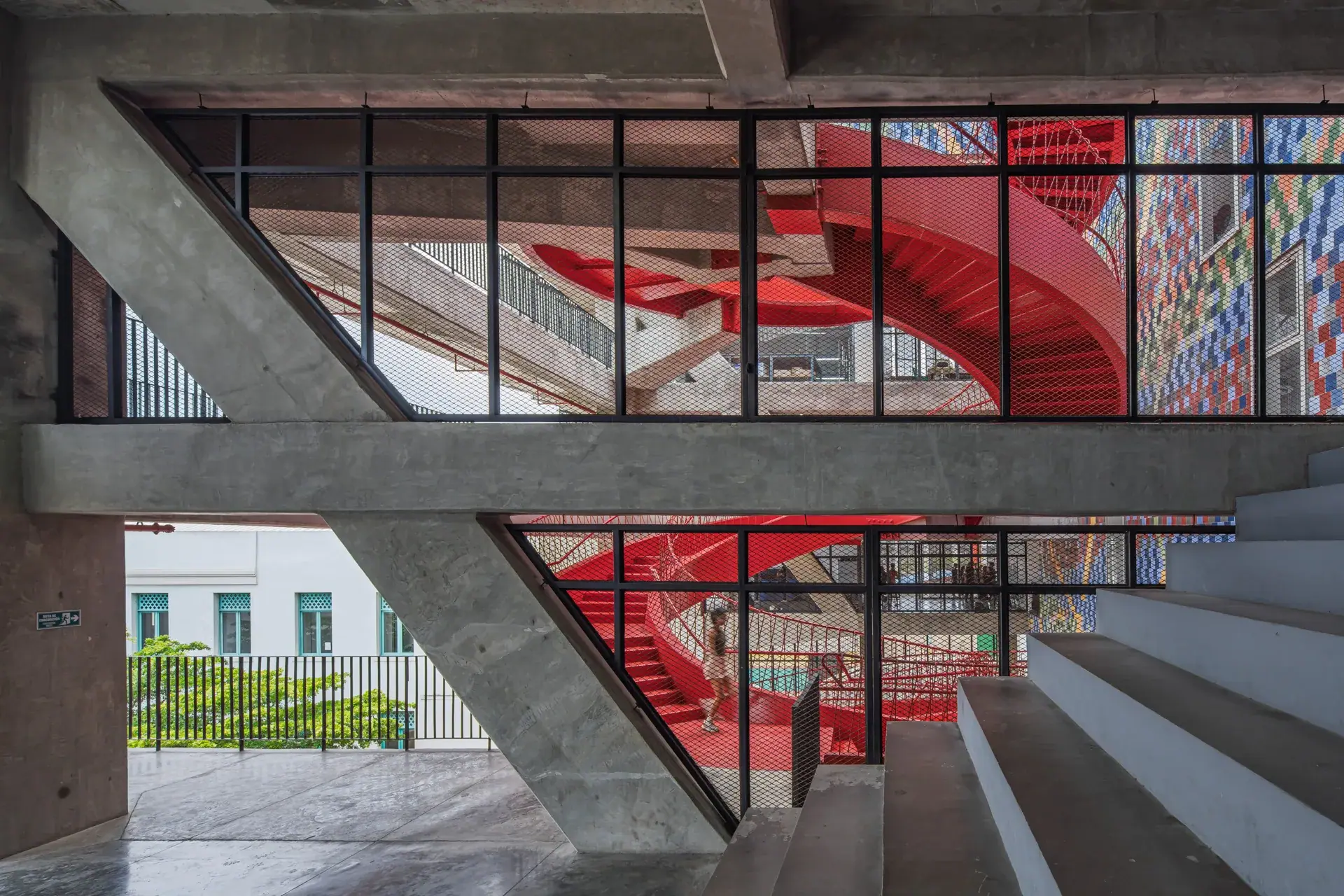 Detalle constructivo de los acabados de concreto rústico y juntas.